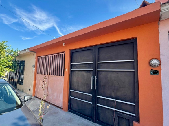 Fachada de casa de una planta en venta en Fraccionamiento Real del Bosque, Soledad de Graciano Sánchez, SLP.