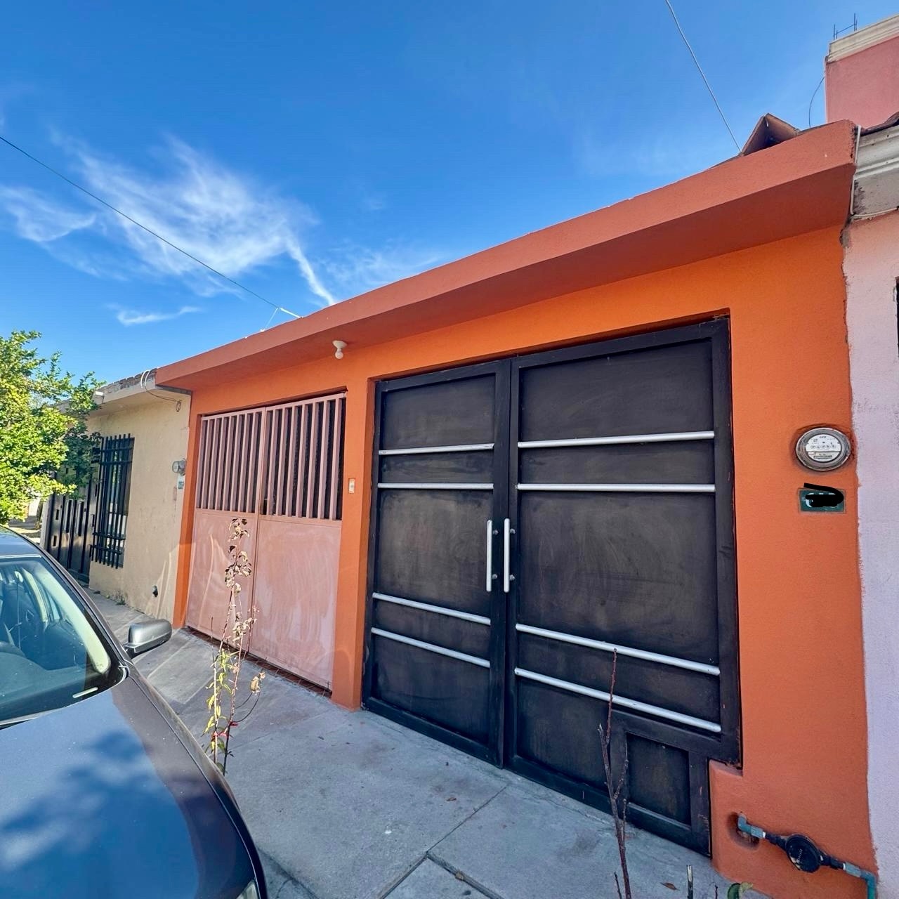 Fachada de casa de una planta en venta en Fraccionamiento Real del Bosque, Soledad de Graciano Sánchez, SLP.