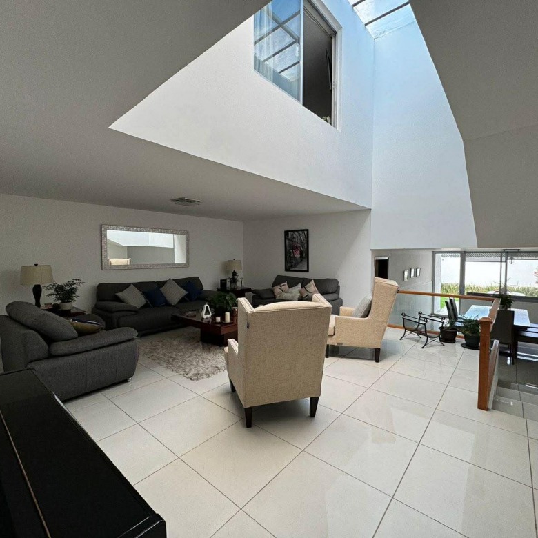 Casa en Lomas 3ª Sección, San Luis Potosí, SLP - Fachada principal con cochera techada y acabados modernos.