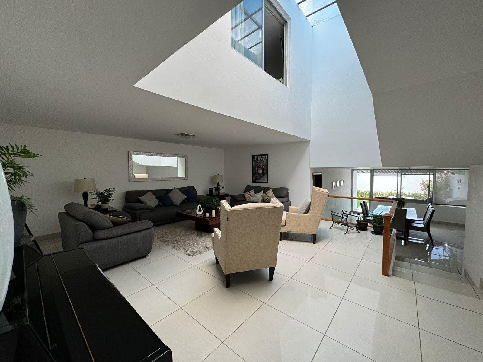 Casa en venta en Lomas 3ª Sección, San Luis Potosí - Fachada principal con portón automático.