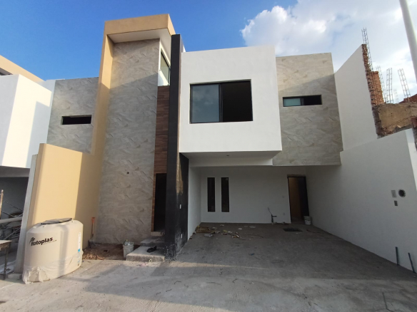 Casa moderna en venta en Privada Ojaranza, San Luis Potosí - Fachada con cochera techada para dos autos.