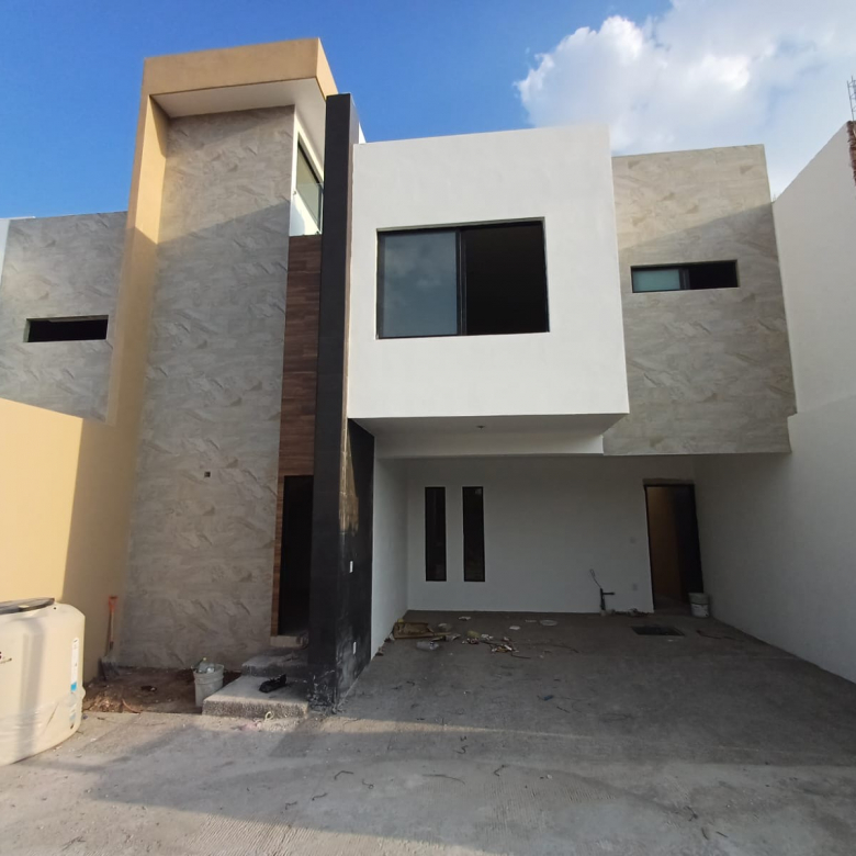 Casa moderna en venta en Privada Ojaranza, San Luis Potosí - Fachada con cochera techada para dos autos.