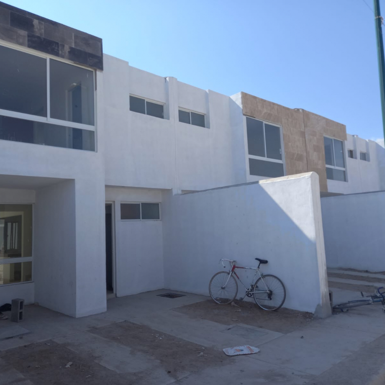 Casa moderna de dos plantas en venta en Fraccionamiento La Gloria, San Luis Potosí - Fachada con cochera doble.