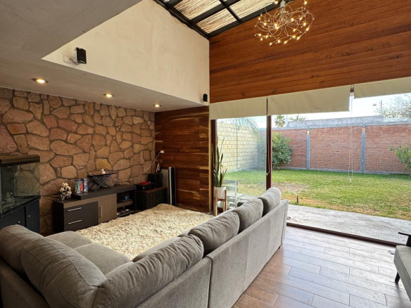 Casa en venta en Alquerías, Villa de Pozos, SLP - Fachada principal con vista al lago.