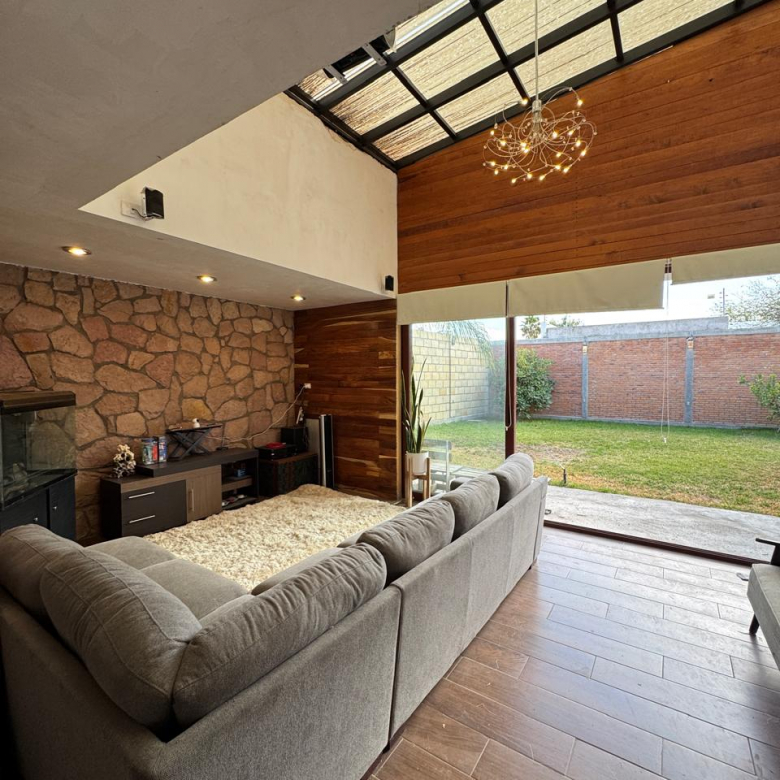 Casa en venta en Alquerías, Villa de Pozos, SLP - Fachada principal con vista al lago.