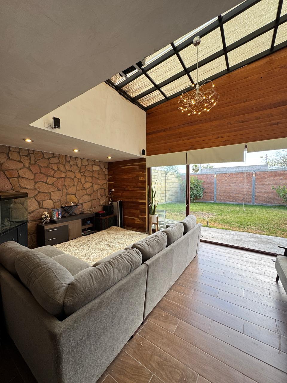 casa-venta-alquerias-villa-de-pozos-fachada Casa en venta en Alquerías, Villa de Pozos, SLP - Fachada principal con vista al lago.