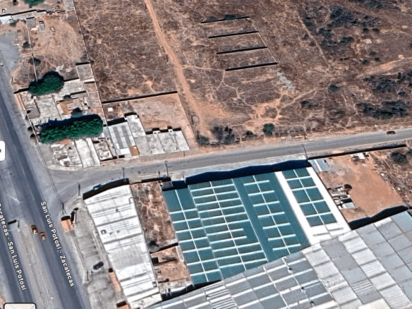 erreno en venta Salida a Zacatecas, San Luis Potosí - Vista de acceso y servicios.