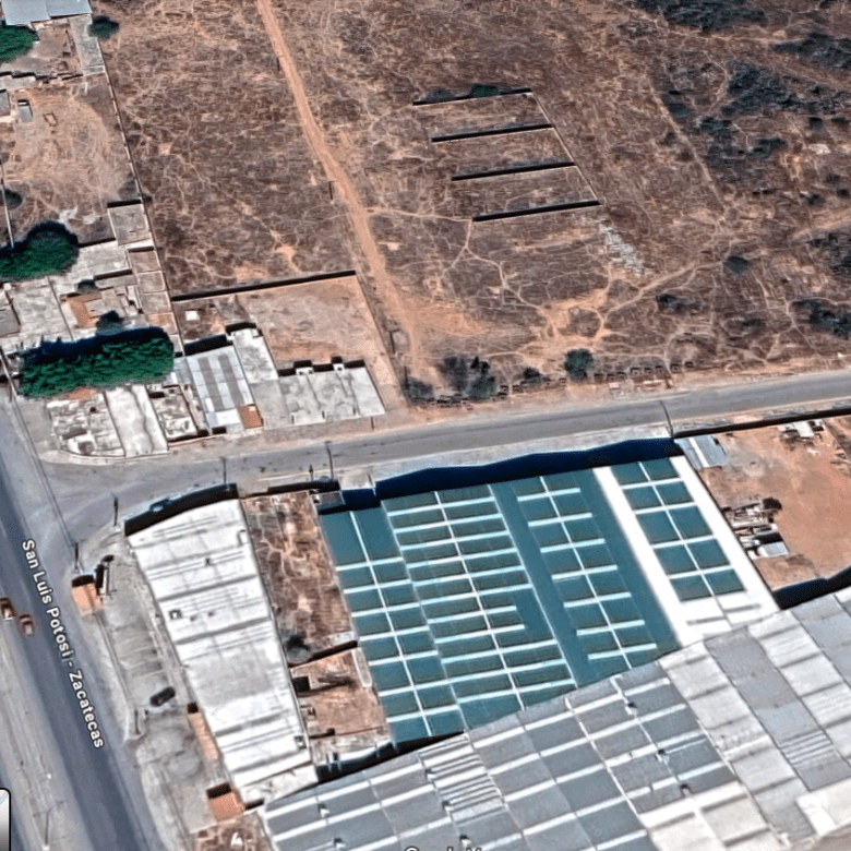 erreno en venta Salida a Zacatecas, San Luis Potosí - Vista de acceso y servicios.