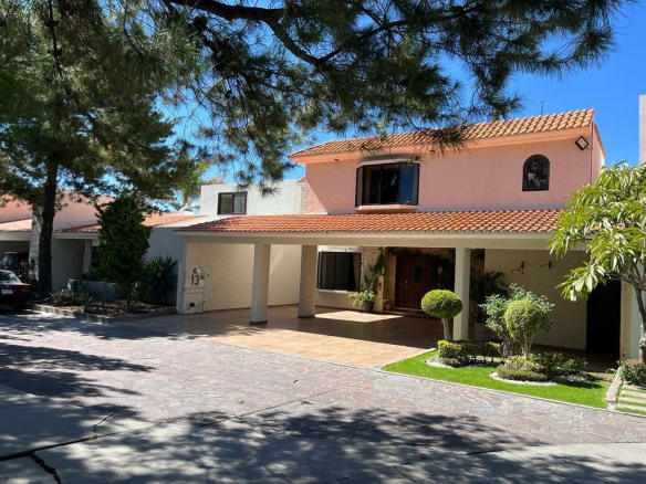 Residencia en Lomas Cuarta Sección, San Luis Potosí, SLP - Fachada principal.
