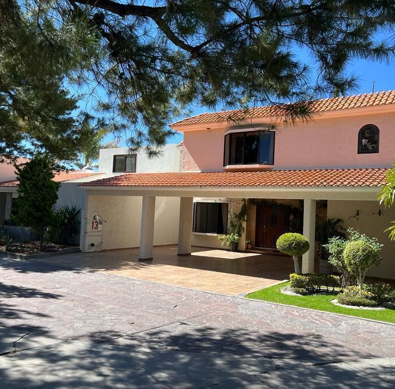 Residencia en Lomas Cuarta Sección, San Luis Potosí, SLP - Fachada principal.