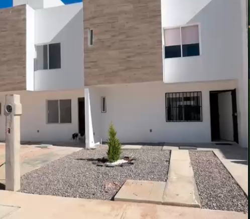 Casa de tres niveles en Fraccionamiento Campeones Olímpicos, Soledad de Graciano Sánchez, SLP - Fachada moderna con roof garden.