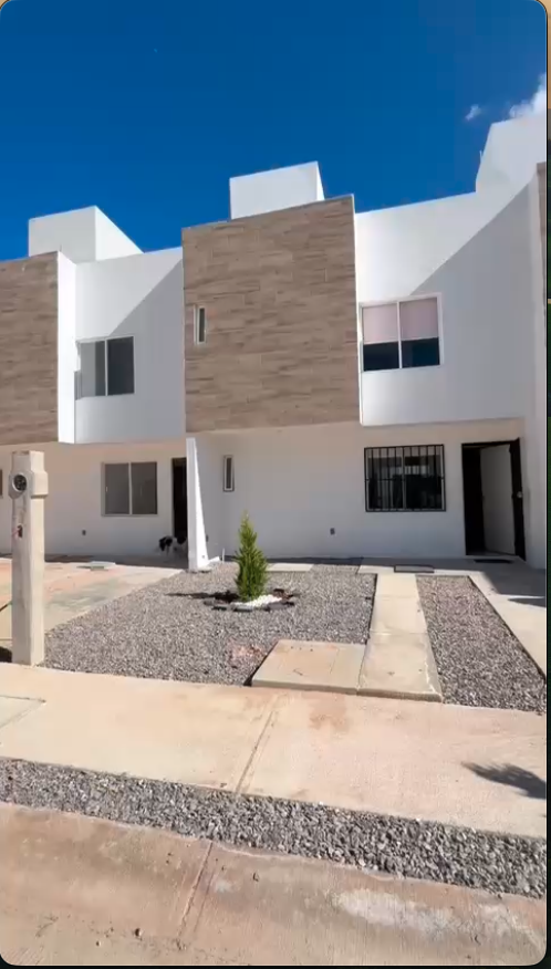 Casa de tres niveles en Fraccionamiento Campeones Olímpicos, Soledad de Graciano Sánchez, SLP - Fachada moderna con roof garden.