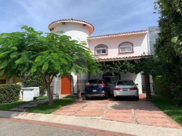 Casa de lujo con muelle privado en Residencial Náutico, Cancun - Fachada principal y acceso náutico.
