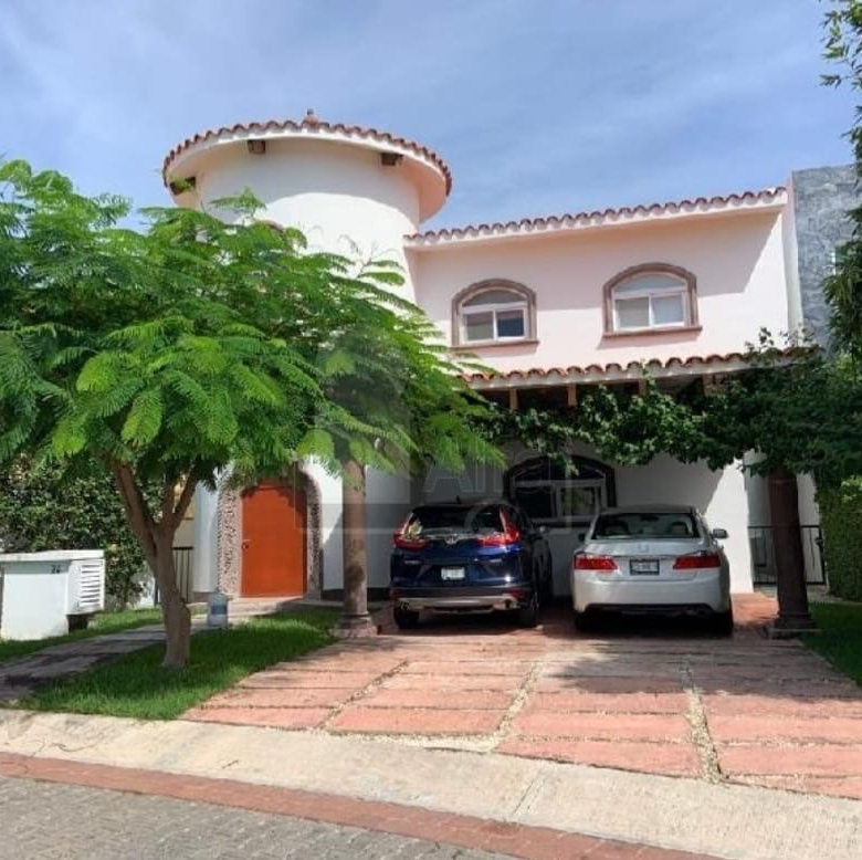 Casa de lujo con muelle privado en Residencial Náutico, Cancun - Fachada principal y acceso náutico.