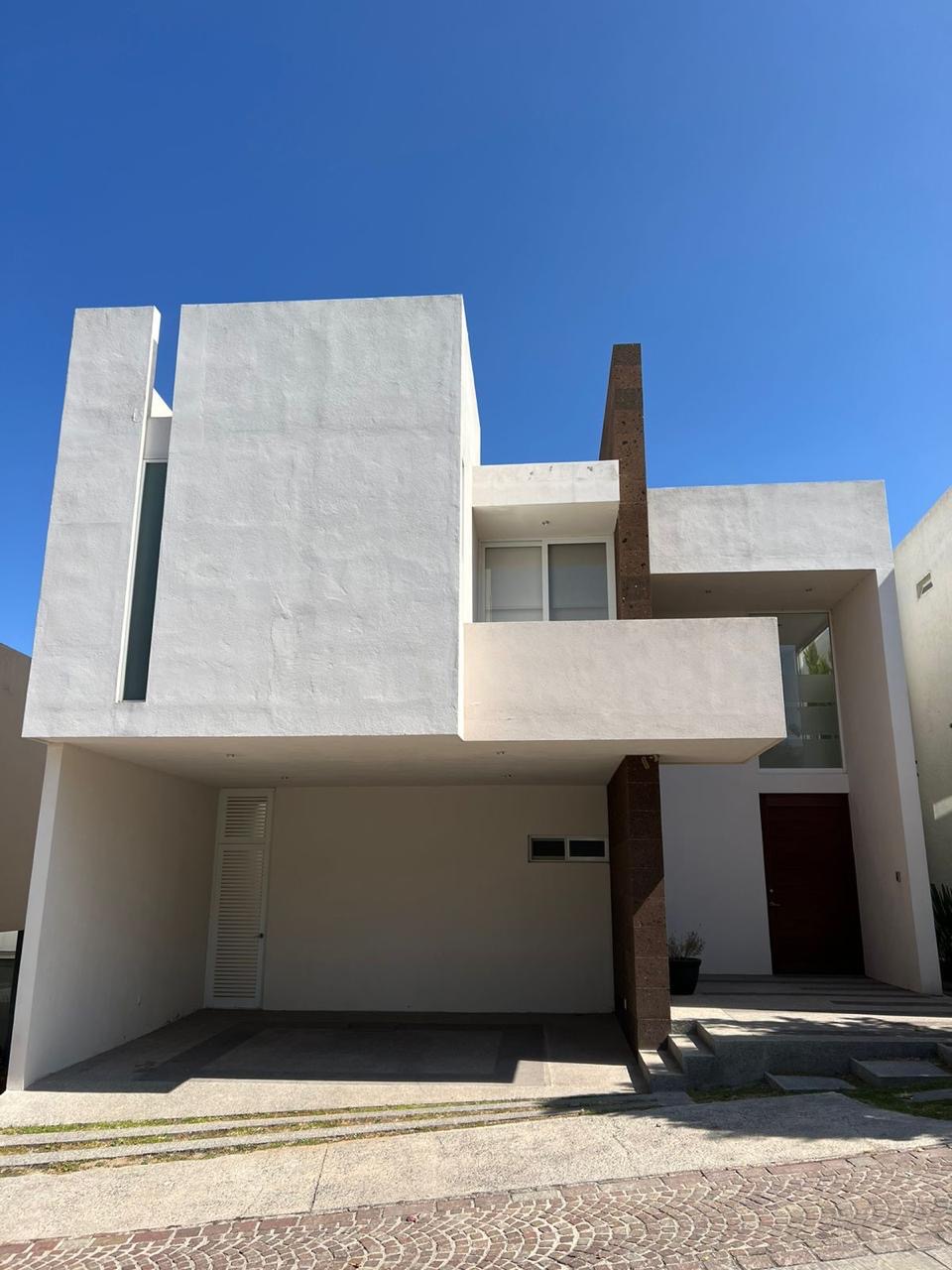 casa-venta-sierra-azul-slp Fachada moderna de casa en venta en fraccionamiento Sierra Azul, San Luis Potosí, con cochera para 2 autos.