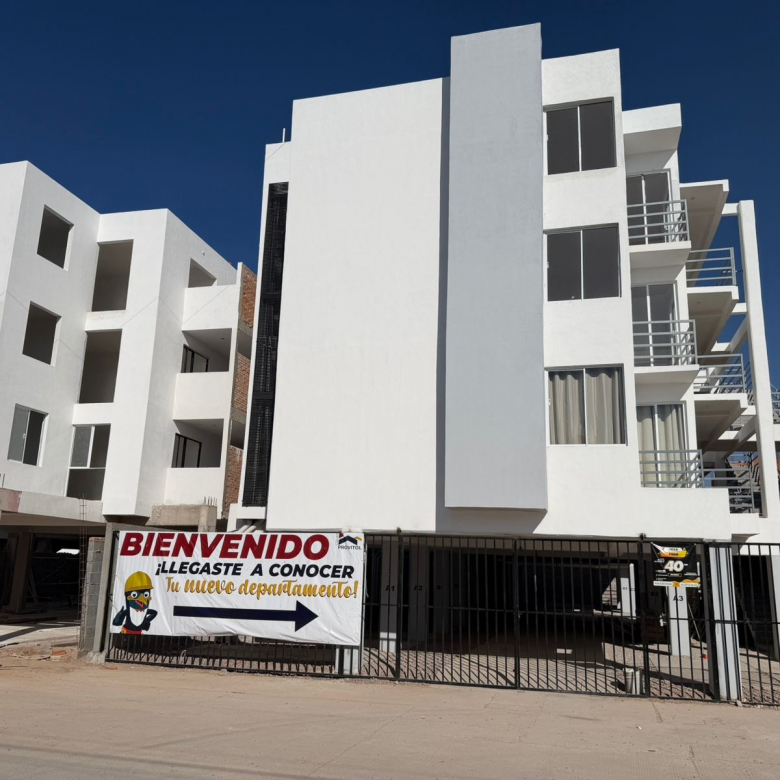 Departamento nuevo en venta en San Roberto, San Luis Potosí - Fachada con estacionamiento y portón.