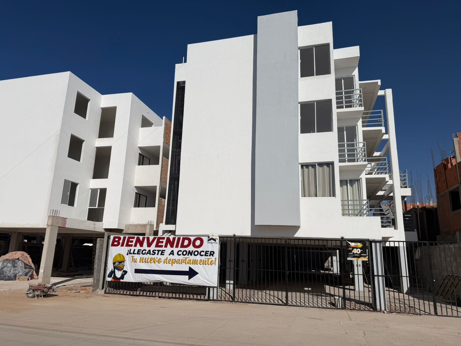 Departamento nuevo en venta en San Roberto, San Luis Potosí - Fachada con estacionamiento y portón.