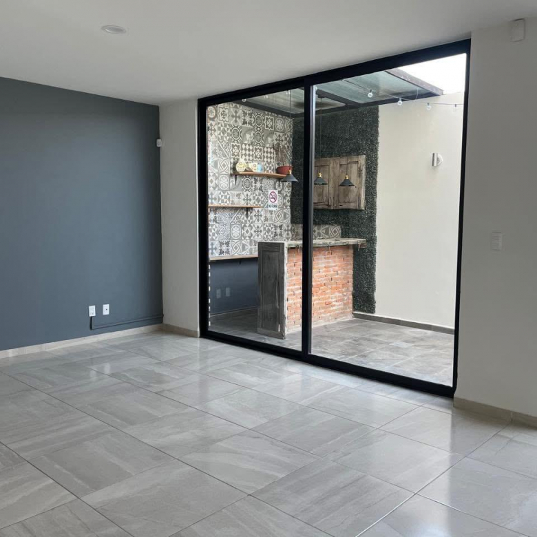 Casa en renta en Residencial Puerta Natura, Pozos, SLP - Fachada con cochera para 2 autos.