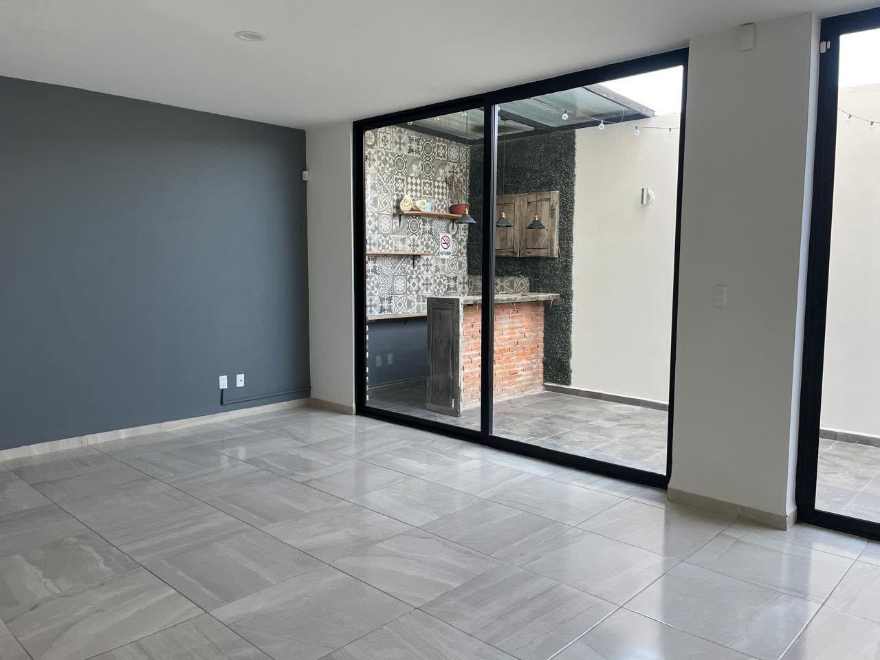 fba43667-934c-47fd-bb8a-8d565d8404b4 Casa en renta en Residencial Puerta Natura, Pozos, SLP - Fachada con cochera para 2 autos.