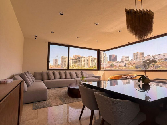 Casa de lujo en renta frente al campo de golf en La Loma Club de Golf, San Luis Potosí - Vista a la alberca y fachada.