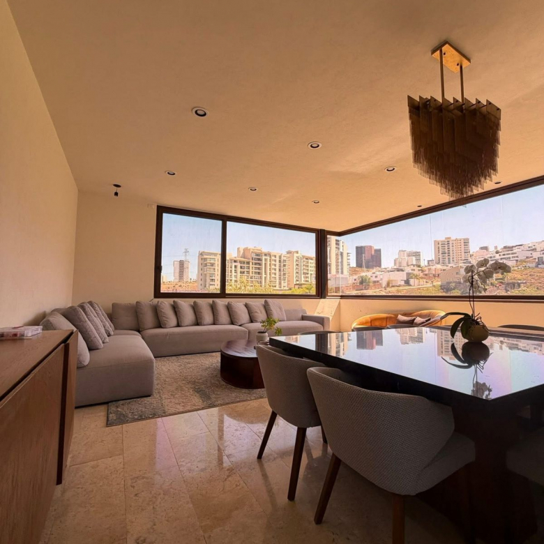 Casa de lujo en renta frente al campo de golf en La Loma Club de Golf, San Luis Potosí - Vista a la alberca y fachada.