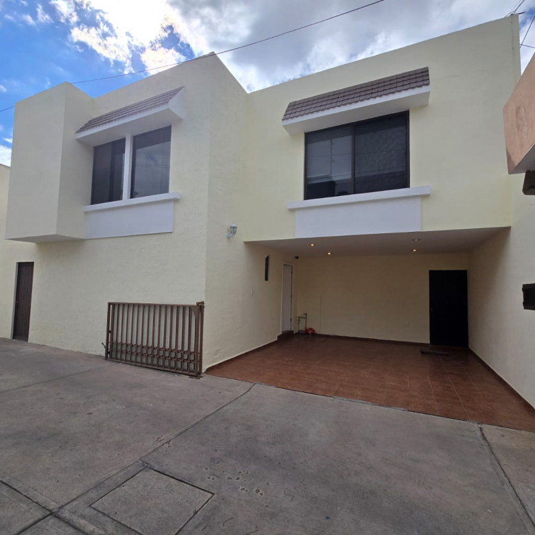 Casa en venta en privada Loma Verde, San Luis Potosí, SLP - Fachada moderna y cochera techada.