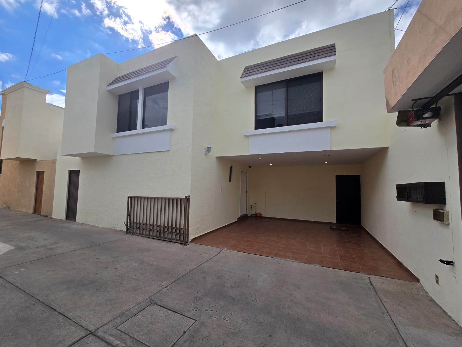 Casa en venta en privada Loma Verde, San Luis Potosí, SLP - Fachada moderna y cochera techada.