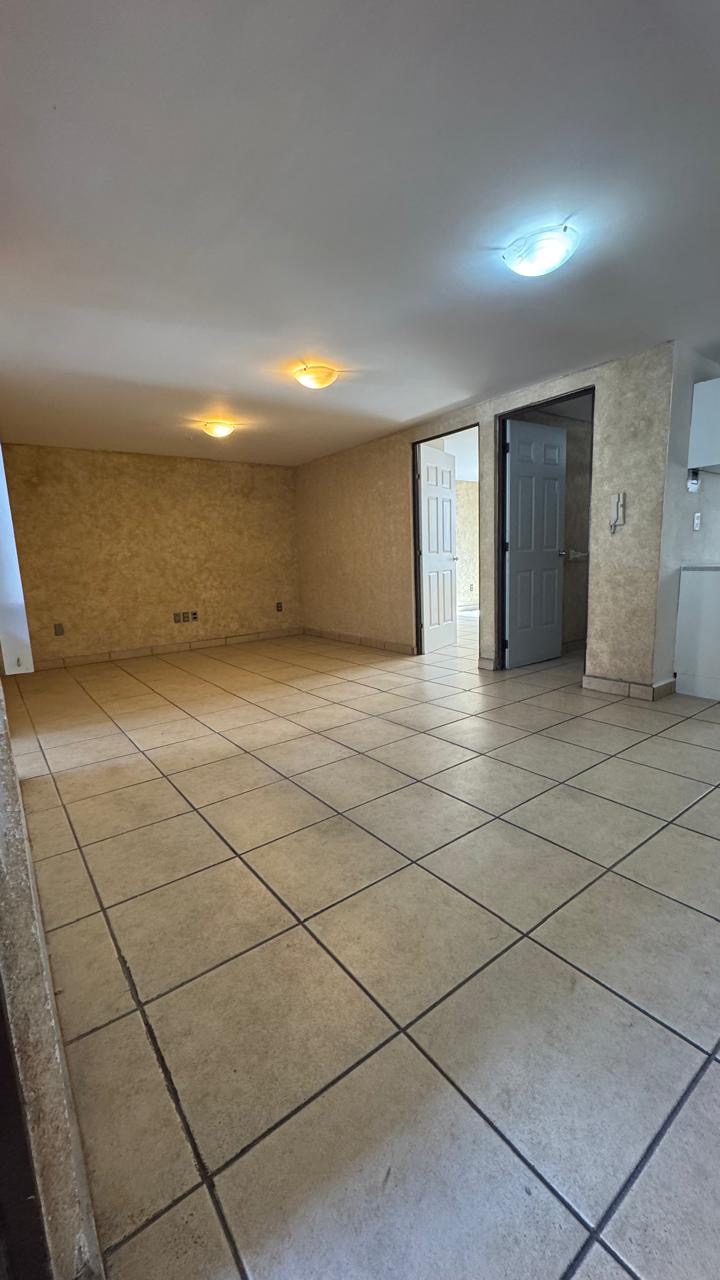 Departamento en renta en Colonia Tequisquiapan, San Luis Potosí - Interior y estancia principal cerca de Av. Carranza.