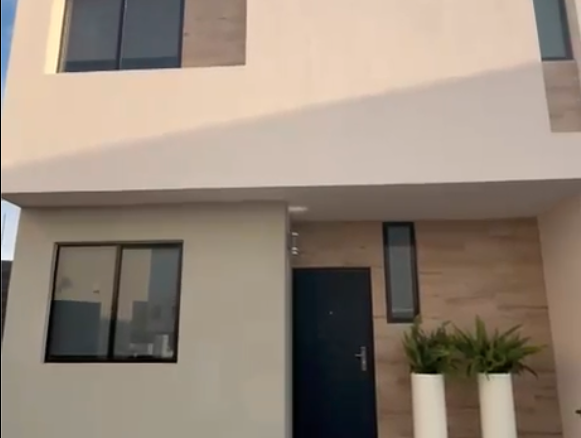 Casa en venta en Puerta Natura, Villa de Pozos, SLP - Fachada principal modelo Arenisca con cochera para 2 autos.