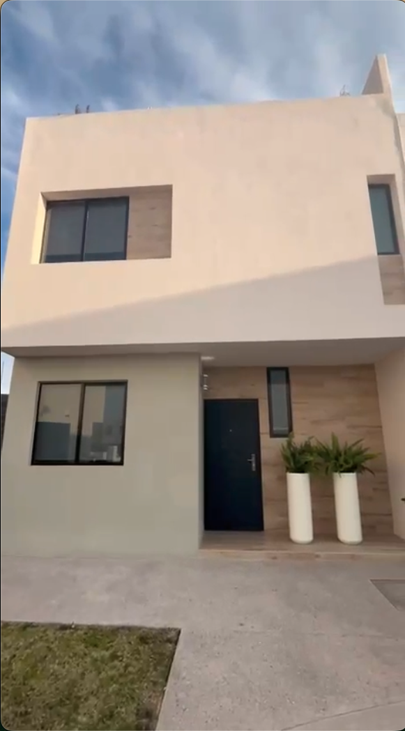 Casa en venta en Puerta Natura, Villa de Pozos, SLP - Fachada principal modelo Arenisca con cochera para 2 autos.
