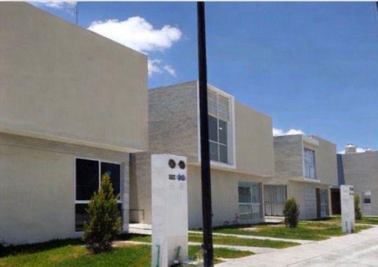 Casa moderna en venta en Residencial Moneet, Soledad de Graciano Sánchez, SLP - Fachada contemporánea en privada con amenidades.