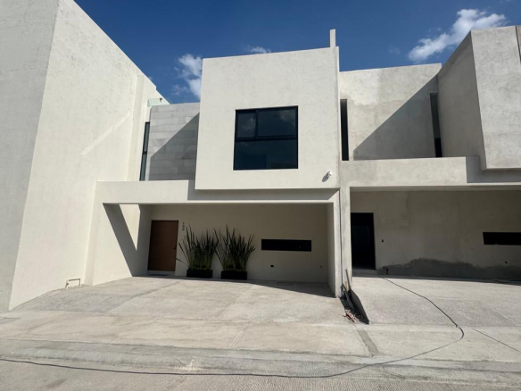 Casa moderna de tres niveles en venta en Av. Sierra Vista, San Luis Potosí, SLP - Fachada contemporánea y cochera para 3 autos.