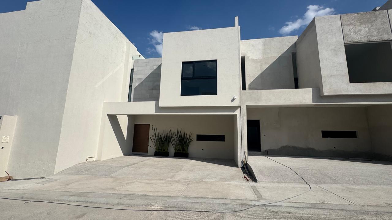 Casa moderna de tres niveles en venta en Av. Sierra Vista, San Luis Potosí, SLP - Fachada contemporánea y cochera para 3 autos.