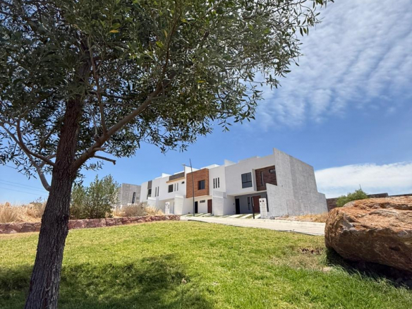 Casa moderna modelo Siena en Gran Peñón, San Luis Potosí, con acabados contemporáneos y diseño de vanguardia.