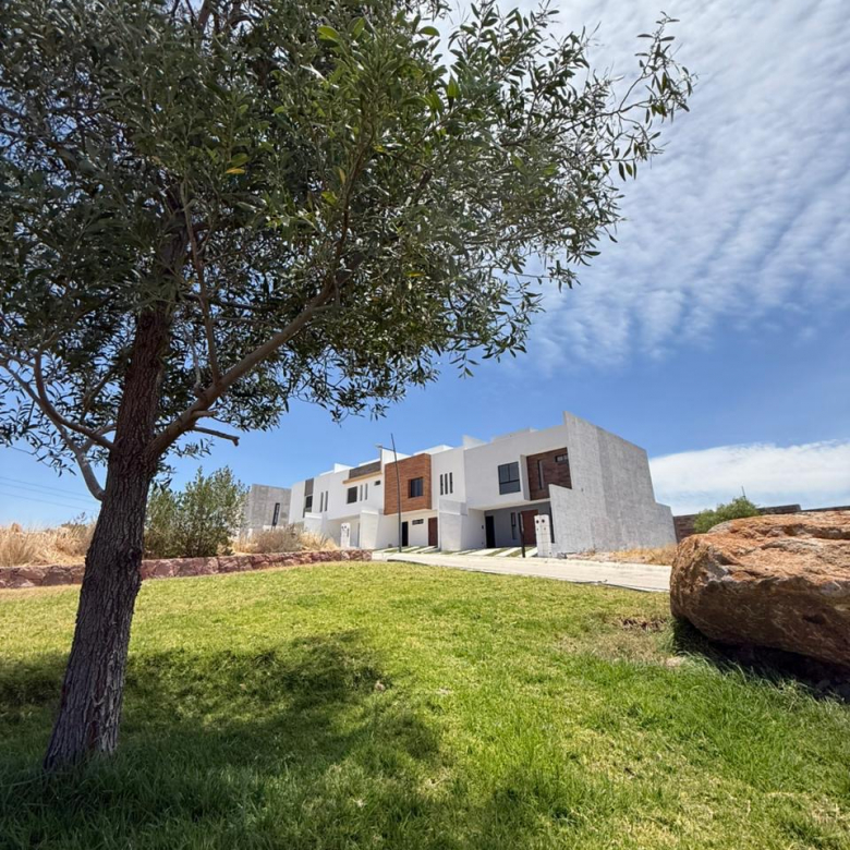 Casa moderna modelo Siena en Gran Peñón, San Luis Potosí, con acabados contemporáneos y diseño de vanguardia.