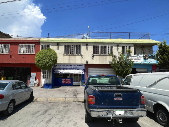 Inmueble comercial en esquina sobre Av. Salvador Nava, Colonia Santa Fe, San Luis Potosí - Fachada con estacionamiento en batería y locales comerciales.