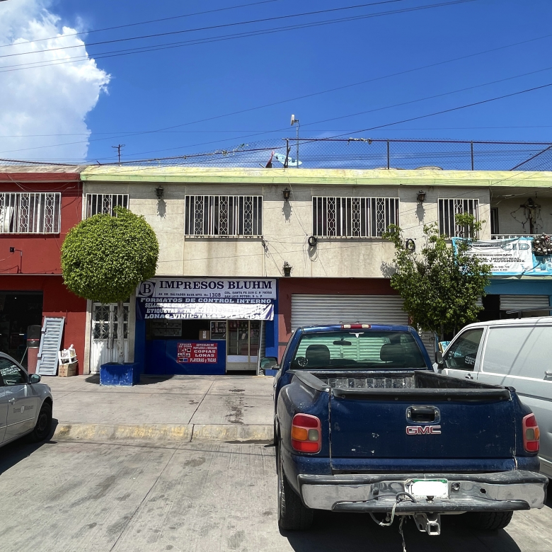 Inmueble comercial en esquina sobre Av. Salvador Nava, Colonia Santa Fe, San Luis Potosí - Fachada con estacionamiento en batería y locales comerciales.