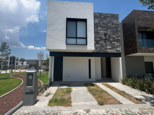 Casa en renta en Acacia Residencial, Villa de Pozos, SLP - Fachada principal junto a amenidades.