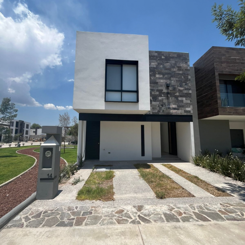 Casa en renta en Acacia Residencial, Villa de Pozos, SLP - Fachada principal junto a amenidades.