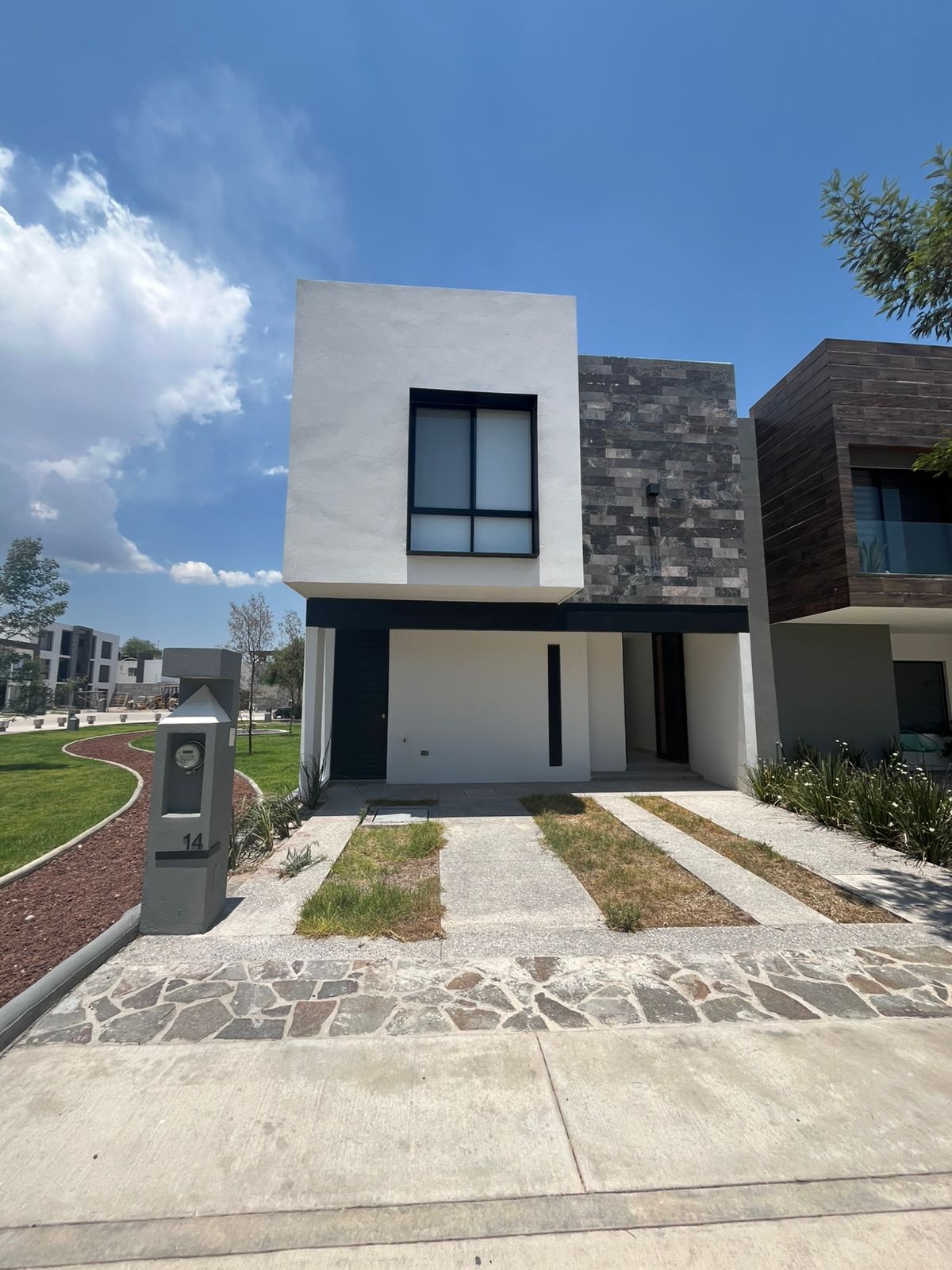 Casa en renta en Acacia Residencial, Villa de Pozos, SLP - Fachada principal junto a amenidades.