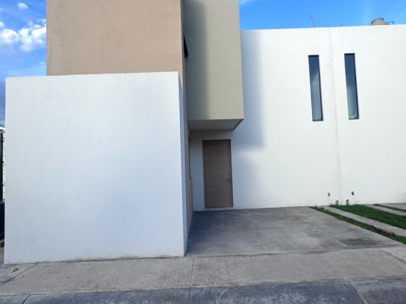Casa en renta en Fraccionamiento Loretta, Soledad de Graciano Sánchez, SLP - Fachada principal en privada residencial con acceso controlado.