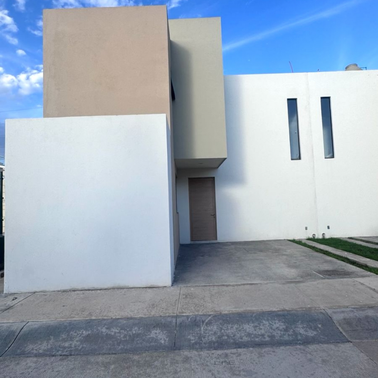 Casa en renta en Fraccionamiento Loretta, Soledad de Graciano Sánchez, SLP - Fachada principal en privada residencial con acceso controlado.
