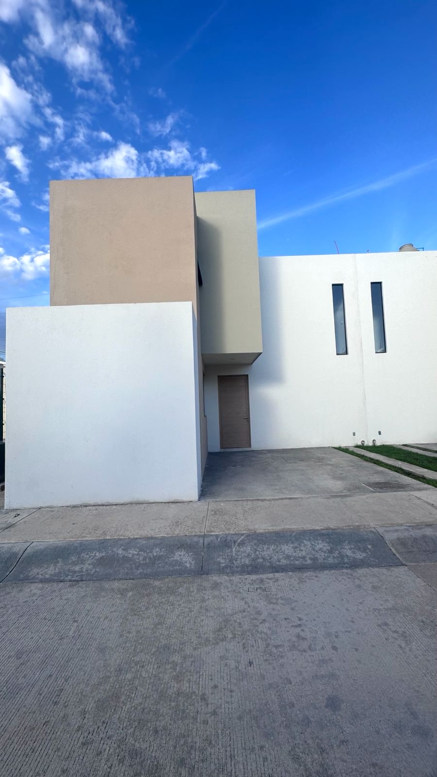 Casa en renta en Fraccionamiento Loretta, Soledad de Graciano Sánchez, SLP - Fachada principal en privada residencial con acceso controlado.