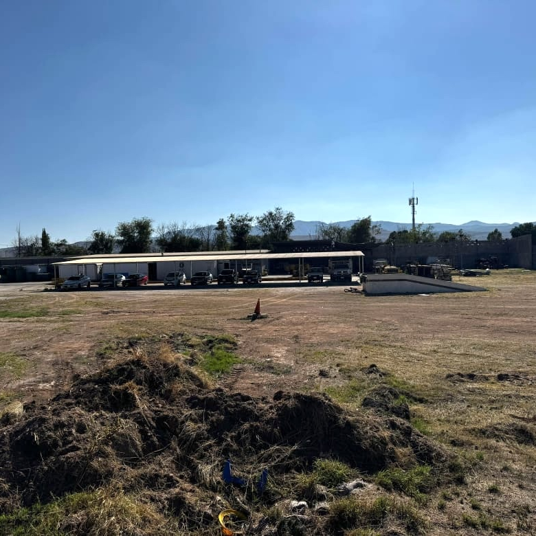 Terreno industrial de 12,772 m2 en Eje 106, Zona Industrial, SLP - Acceso logístico y oficinas.