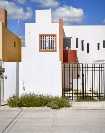 Casa moderna en venta en Fraccionamiento Bosque de Linda Vista, Villa de Pozos, SLP - Fachada con muros de tabique rojo.