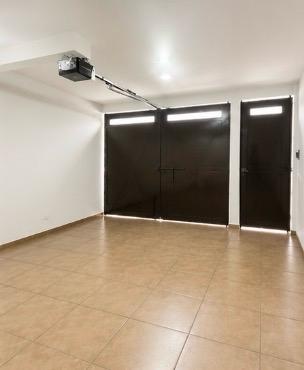 Casa en venta en Fraccionamiento Santa Mónica, Soledad de Graciano Sánchez, SLP - Fachada principal con cochera y portón automático.