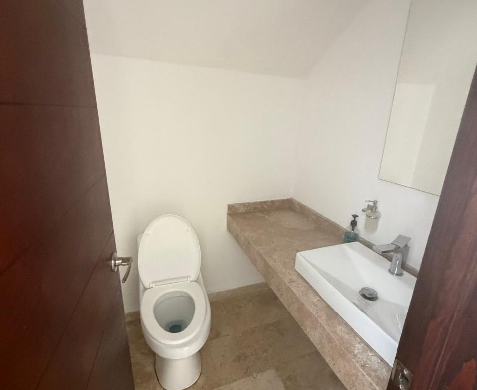 CASA en VENTA en LOMAS DE CHAPULTEPEC, SAN LUIS POTOSÍ — Cerca de Plaza The Park y Parque Tangamanga I, SLP.
