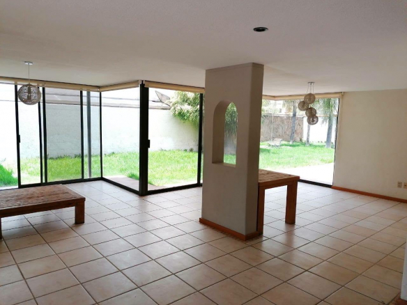 Casa en renta en Privada Los Álamos, San Luis Potosí, SLP - Fachada principal con cochera techada.