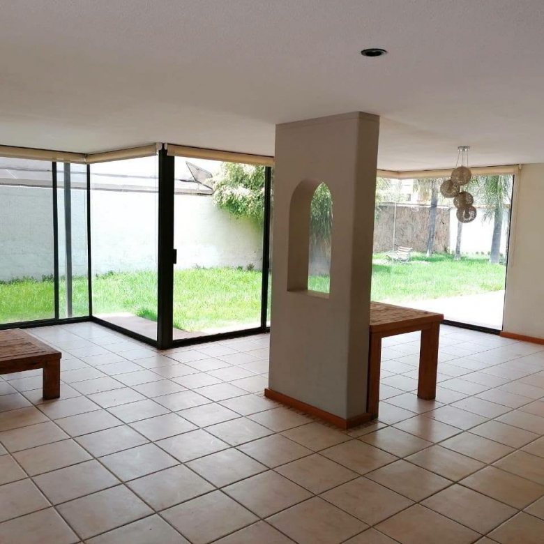 Casa en renta en Privada Los Álamos, San Luis Potosí, SLP - Fachada principal con cochera techada.
