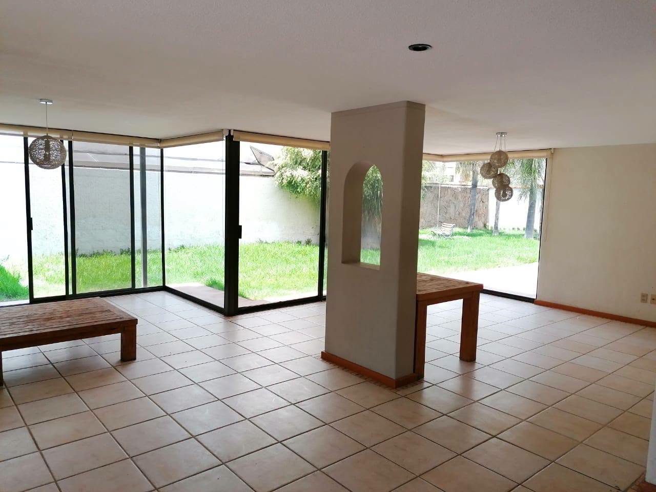 renta-casa-privada-los-alamos-lomas-san-luis-potosi-10 Casa en renta en Privada Los Álamos, San Luis Potosí, SLP - Fachada principal con cochera techada.